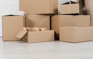 Caisses de déménagement empilées